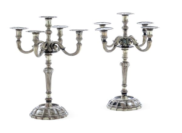Coppia di candelabri a cinque fiamme. Argenteria artistica veneta del XX secolo. Argentiere Zaramella, Padova