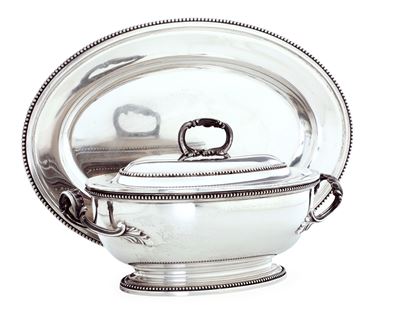 Zuppiera con Présentoir di Gusto Neoclassico. Argenteria Artistica Italiana del XX Secolo. Argent...