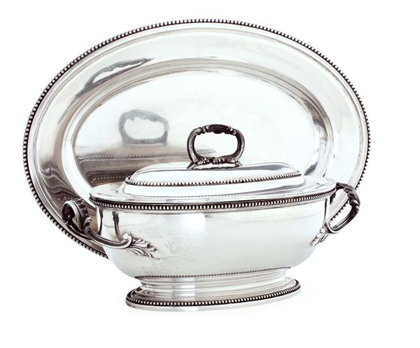 Zuppiera con présentoir di gusto neoclassico. Argenteria artistica italiana del XX secolo. Argentiere Ricci & C., Alessandria. vassoio cm 46,5x32,5 zuppiera cm 36,5x20x20