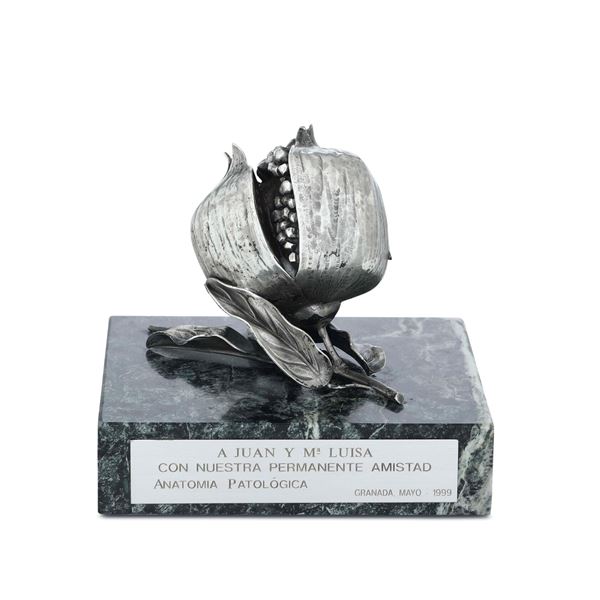 Melograno in argento. XX secolo