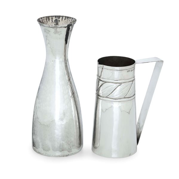 Una bottiglia e un versatoio. Argenteria italiana del XX secolo, argentieri differenti