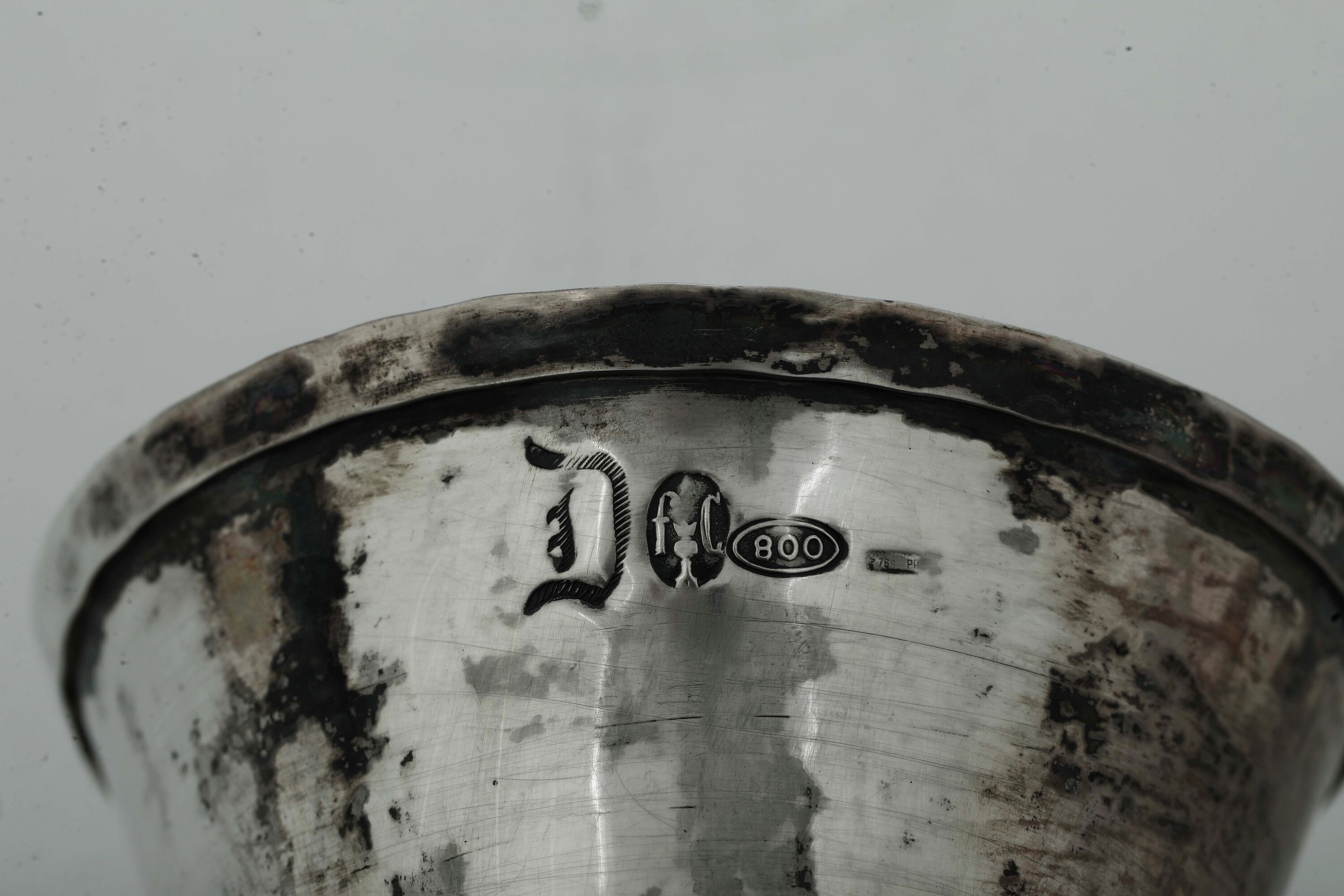 Argenteria italiana del XX secolo, Bottiglia e versatoio in argento fuso e sagomato