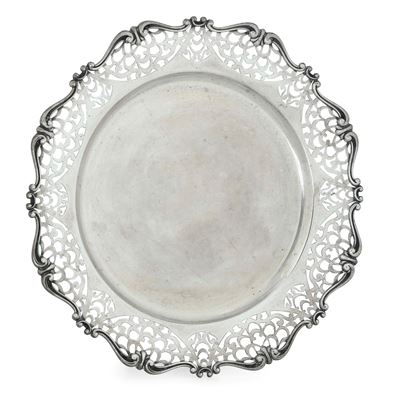 Argenteria italiana, Piatto decorativo in argento fuso sagomato e traforato (prima metà del XX se...