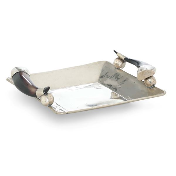 Centrotavola in metallo argentato. XX secolo