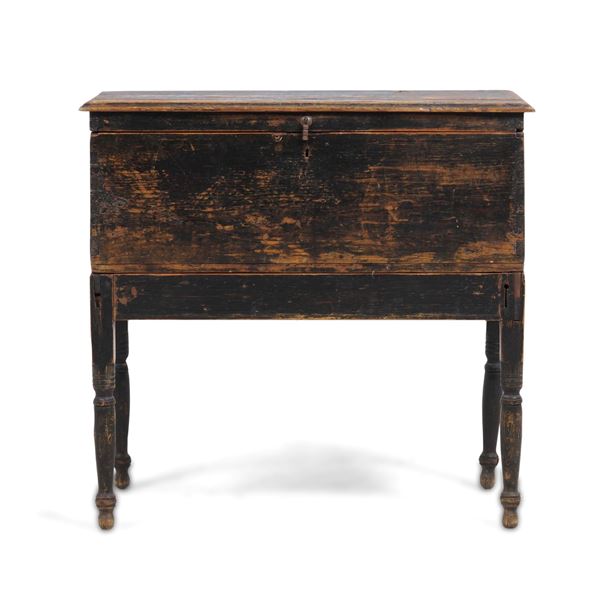 Piccolo baule in legno con base con gambe tornite