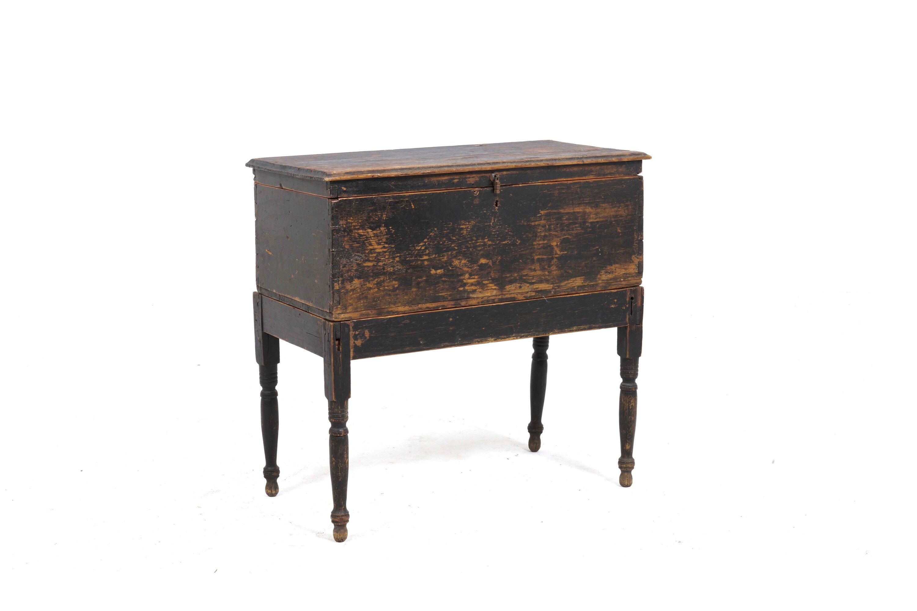 Piccolo Baule in Legno con Base con Gambe Tornite