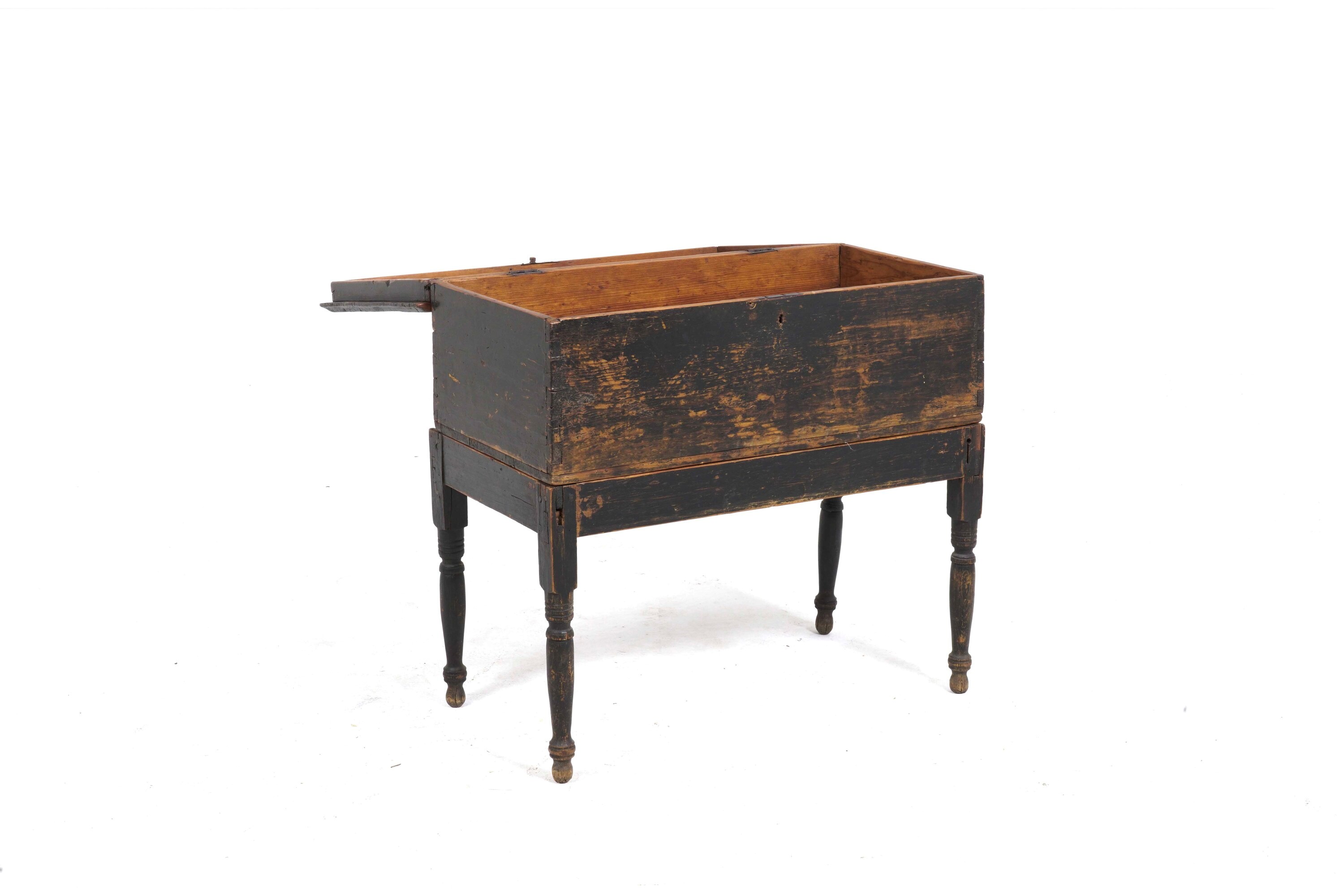 Piccolo Baule in Legno con Base con Gambe Tornite