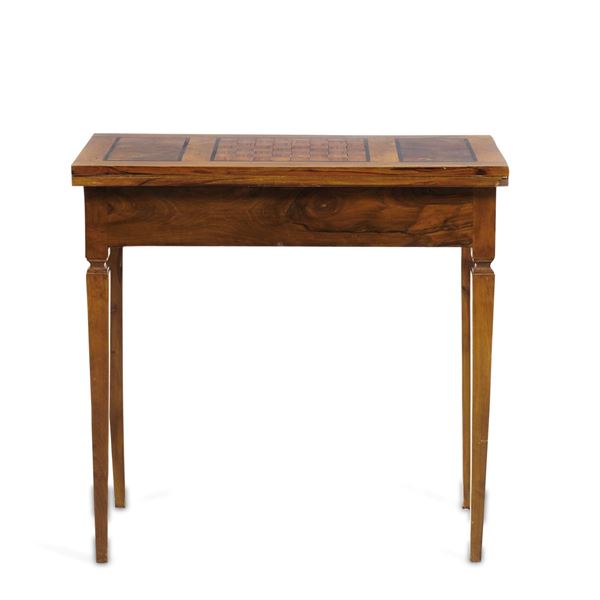 Tavolino stile Luigi XVI parzialmente lastronato e intarsiato