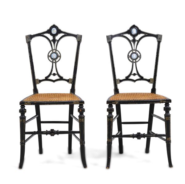 Coppia di sedie in legno intagliato e laccato. XIX-XX secolo