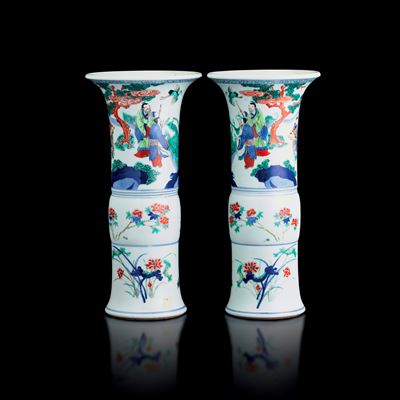 Coppia di Vasi a Tromba in Porcellana Raffiguranti Scena di Vita Comune con Decori Floreali, Cina...