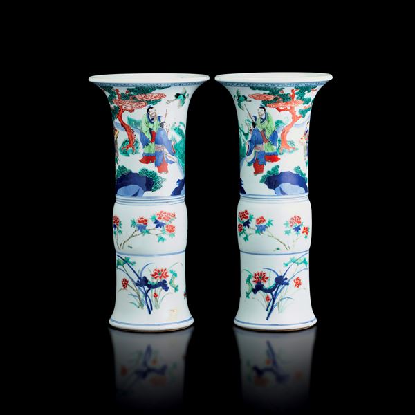 Coppia di vasi a tromba in porcellana raffiguranti scena di vita comune con decori floreali, Cina, Dinastia Qing, fine XIX secolo