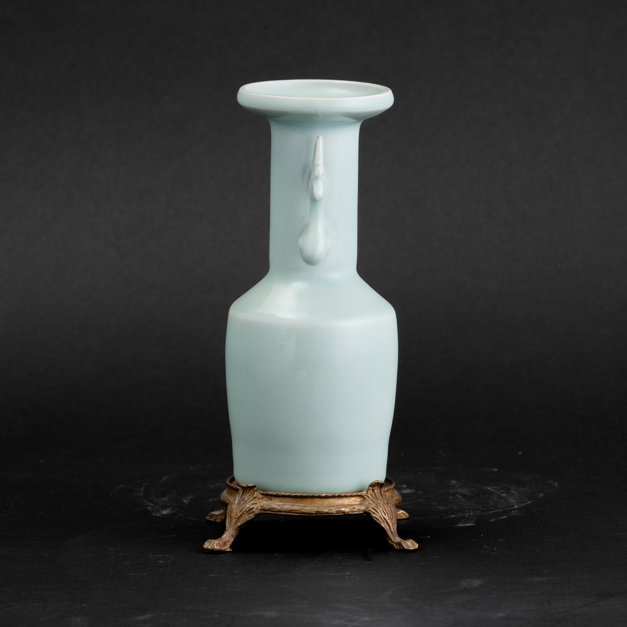 Vasetto in porcellana celadon, a due manici, con caratteri incisi e bollini di provenienza, Cina,...