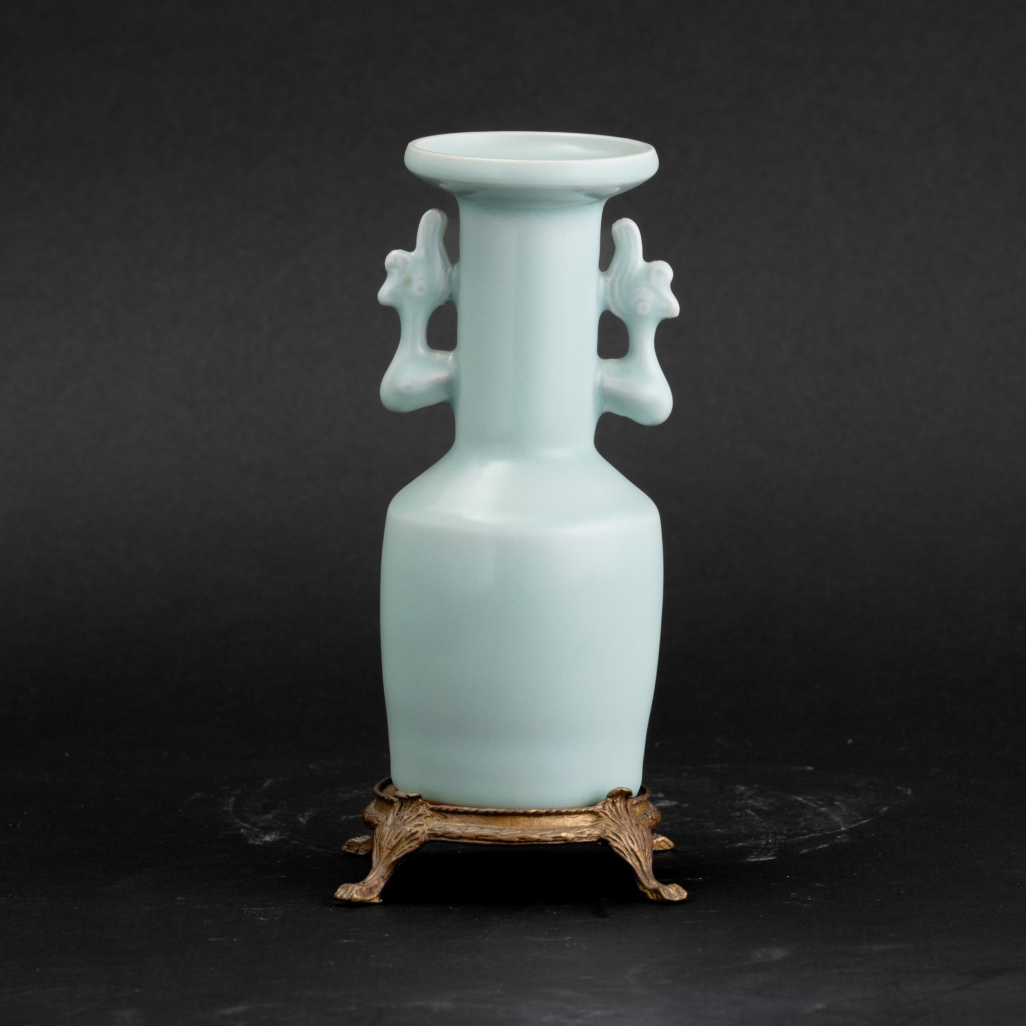 Vasetto in porcellana celadon, a due manici, con caratteri incisi e bollini di provenienza, Cina,...