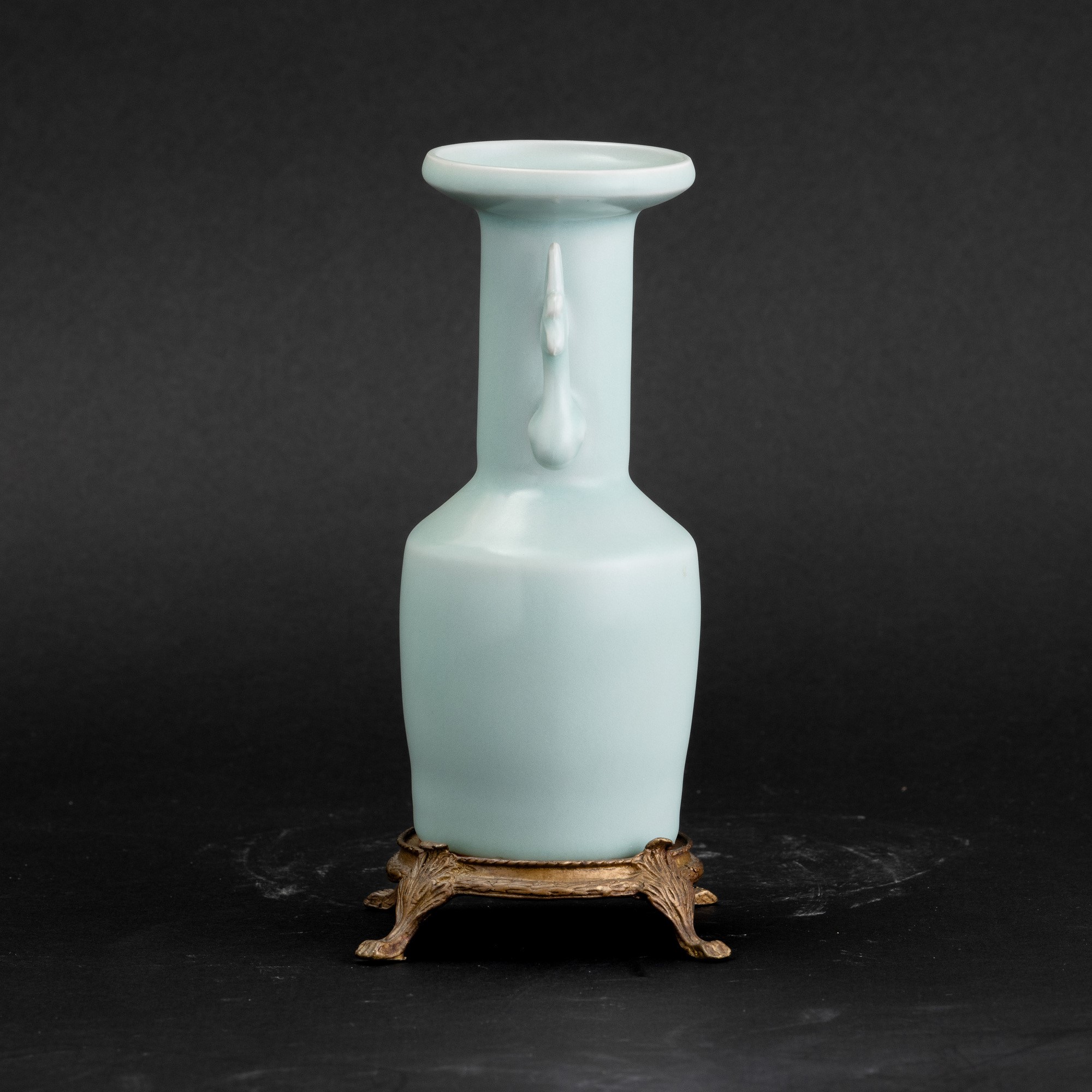 Vasetto in porcellana celadon, a due manici, con caratteri incisi e bollini di provenienza, Cina,...