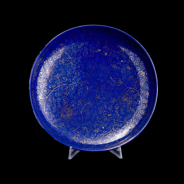 Piatto in porcellana monocroma blu con decori floreali e vegetali lumeggiati in color oro, Cina, Dinastia Qing, XVIII secolo