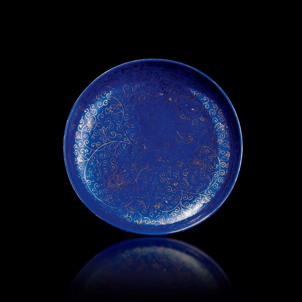 Piatto in porcellana monocroma blu con decori floreali e vegetali lumeggiati in color oro, Cina, Dinastia Qing, XVIII secolo
