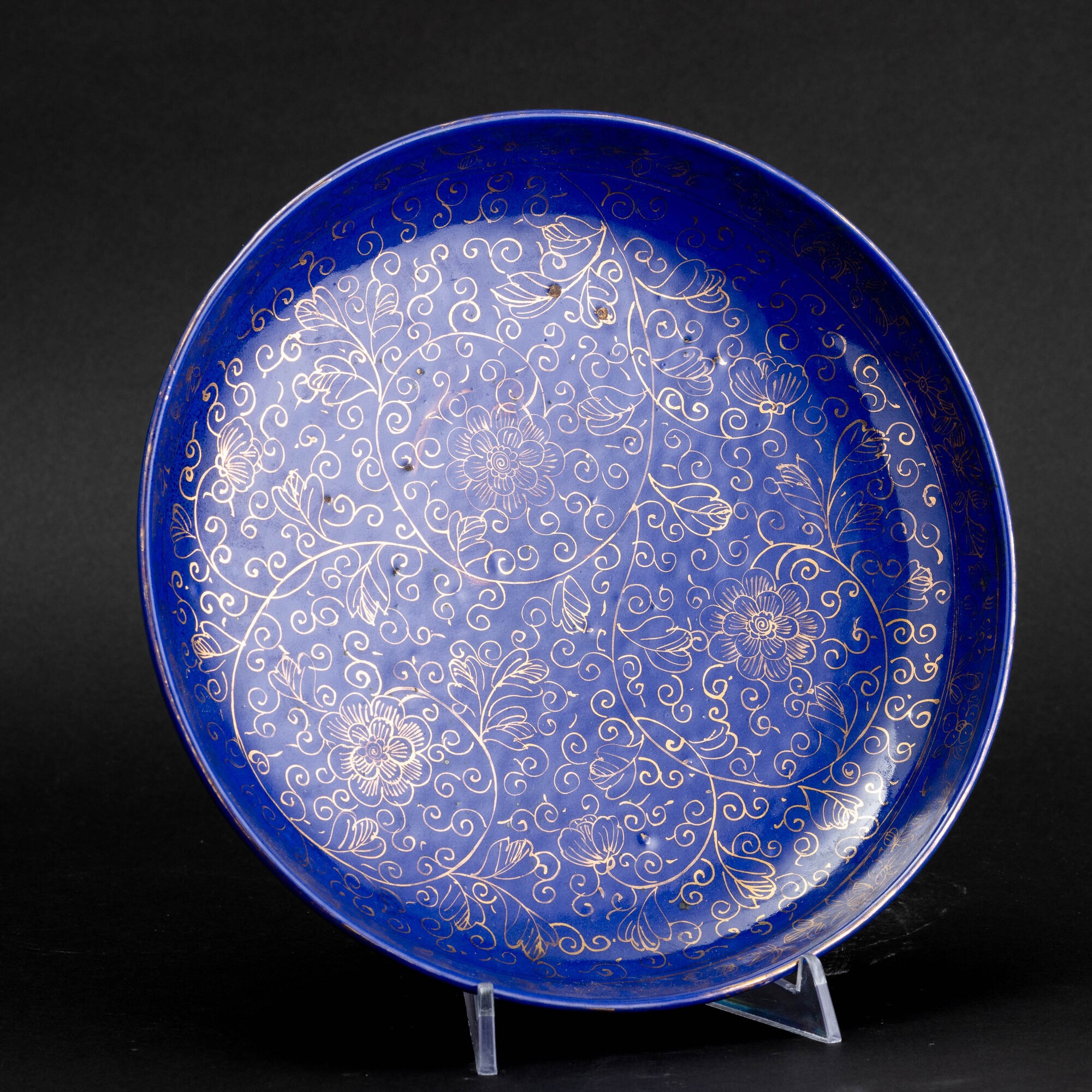 Piatto, porcellana monocroma in blu con decori floreali e vegetali lumeggiati in oro, Cina, Dinas...