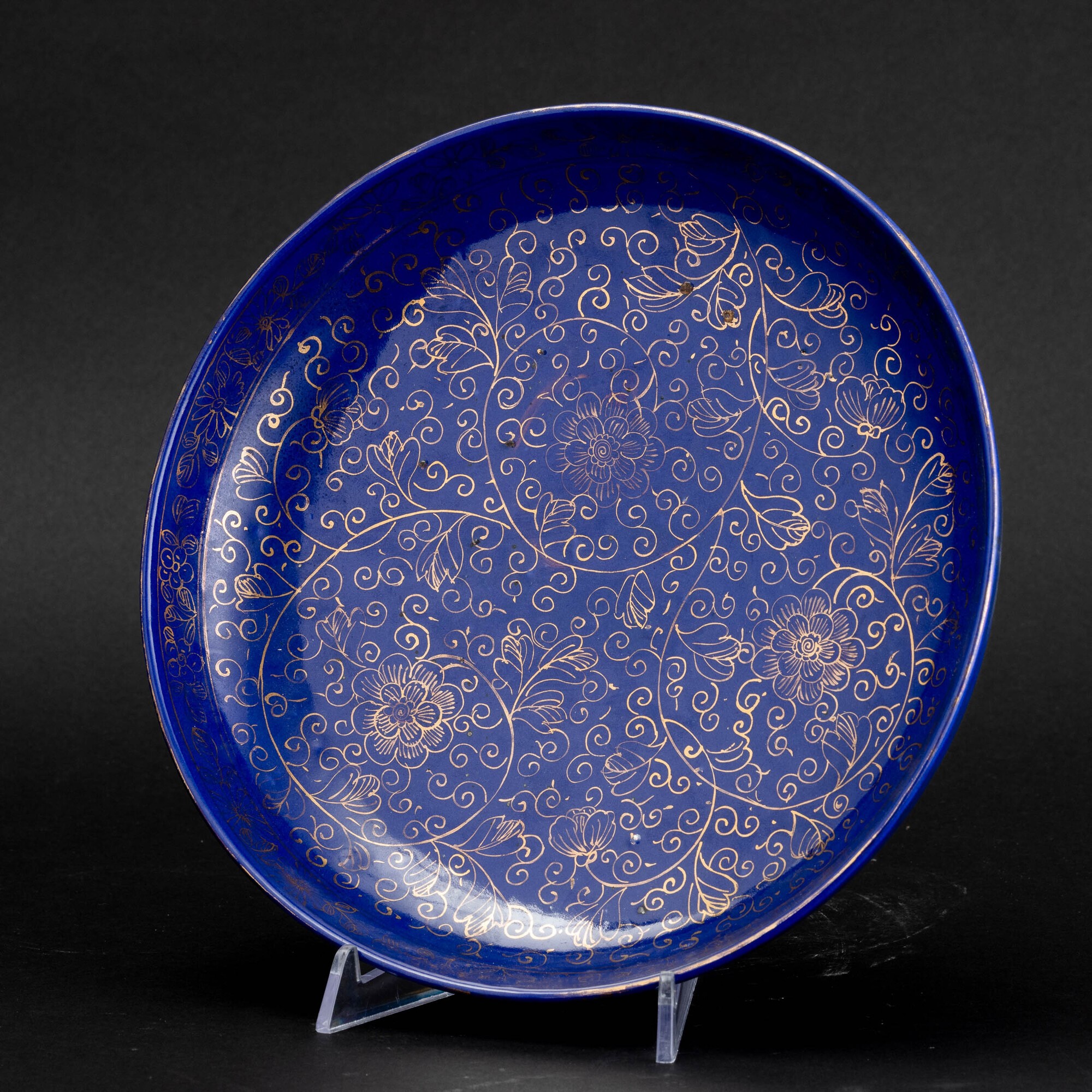Piatto, porcellana monocroma in blu con decori floreali e vegetali lumeggiati in oro, Cina, Dinas...