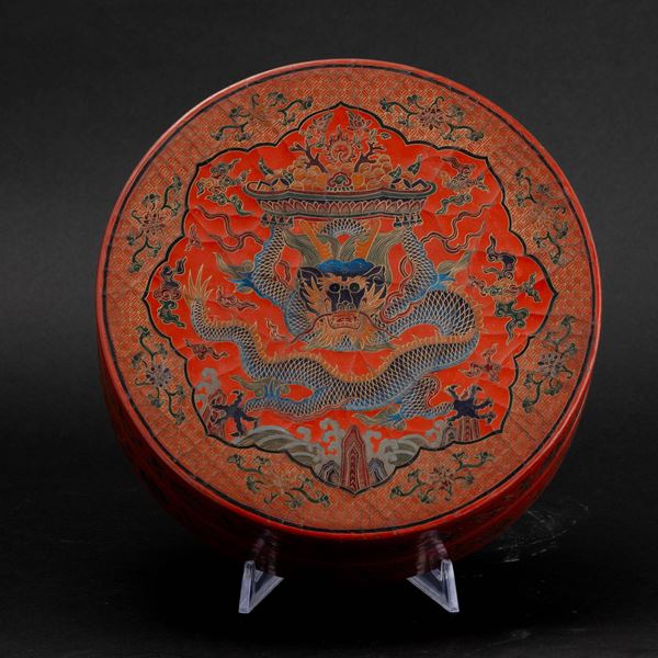 Scatola in legno laccato raffigurante drago con decori vegetali e geometrici, Cina, XIX secolo