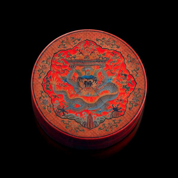 Scatola in legno laccato raffigurante drago con decori vegetali e geometrici, Cina, XIX secolo