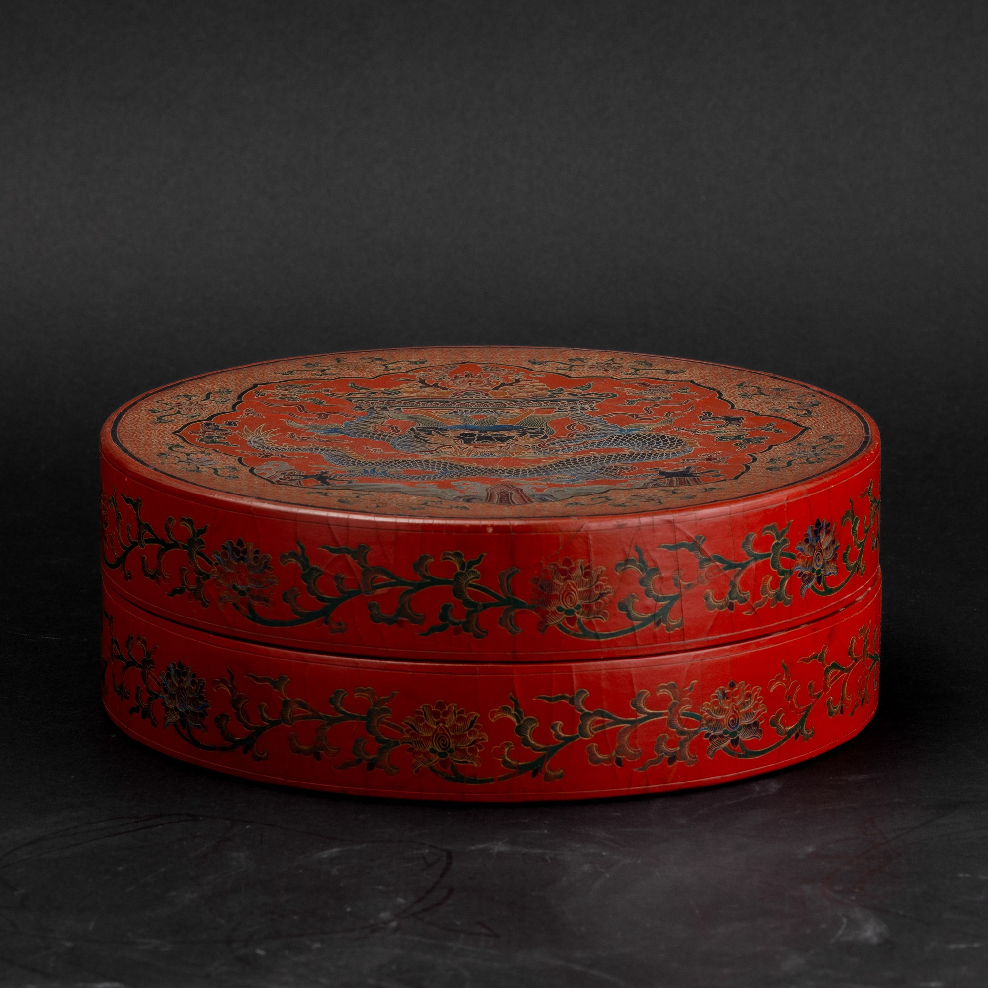 Scatola in Legno Laccato Raffigurante Drago con Decori Vegetali e Geometrici, Cina, XIX Secolo