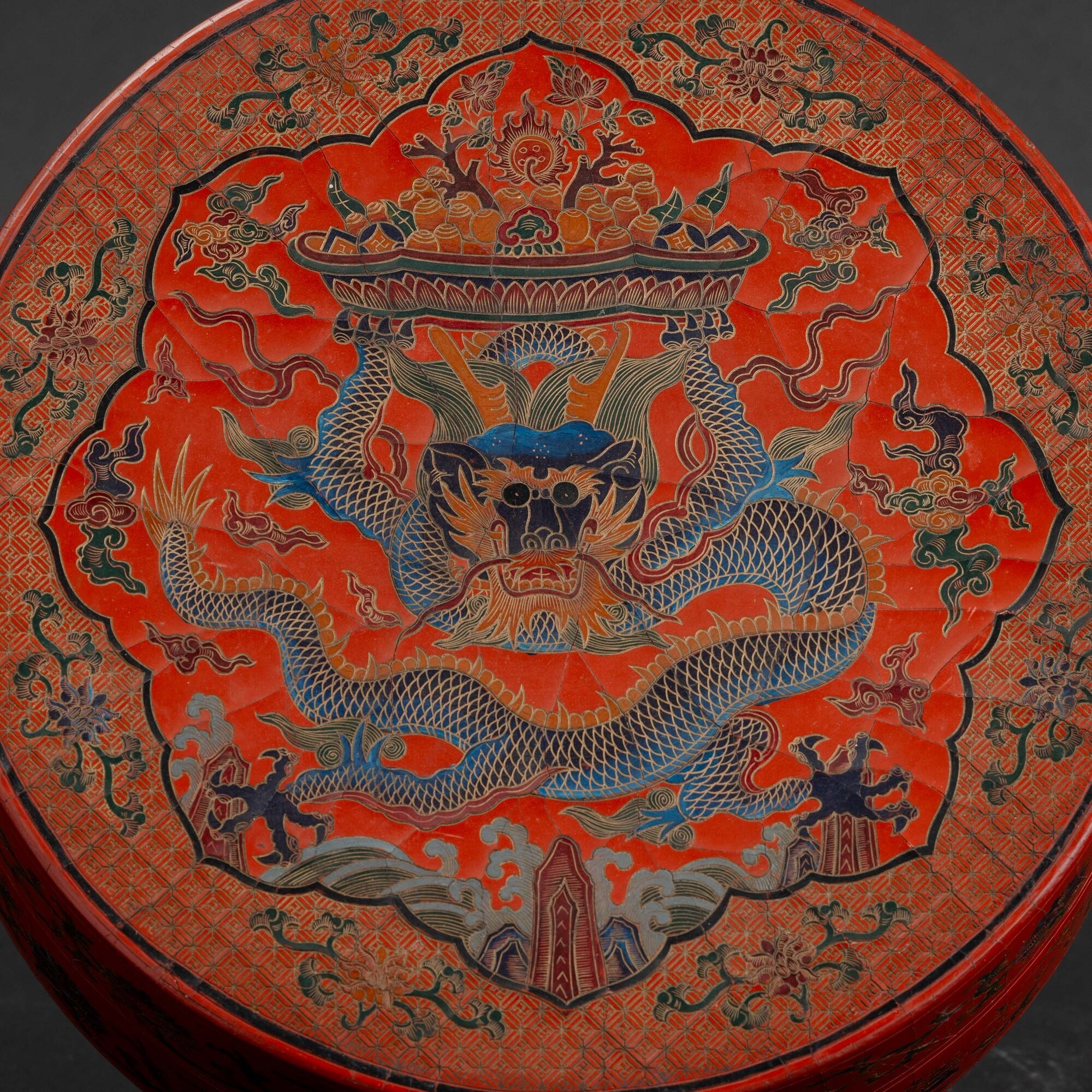 Scatola in legno laccato con drago e decori vegetali e geometrici, Cina, XIX secolo