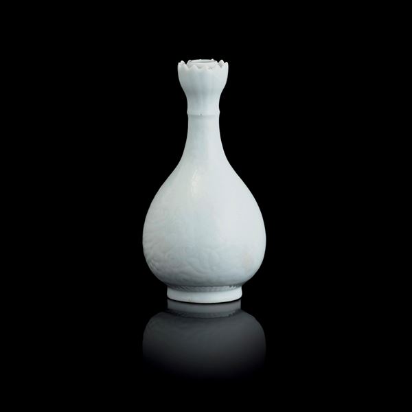 Vaso in porcellana Blanc de Chine, Cina, Dinastia Qing, epoca Kangxi (1662-1722)