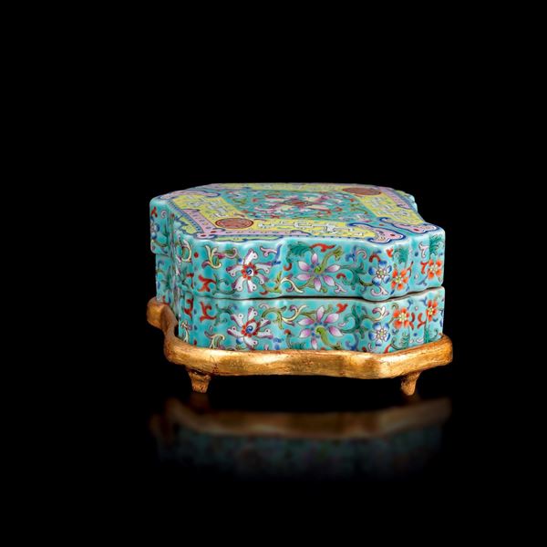 Rare Famiglia Rosa porcelain box with floral motifs, China, Qing Dynasty, 19th century