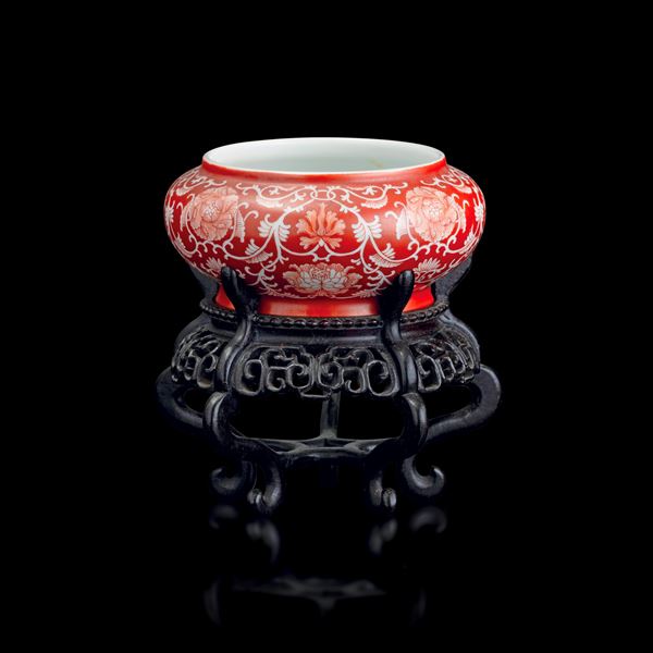 Porcelain bowl with coral base and floral motifs, China, Qing Dynasty, Zhen De Tang zhi, marked and from the Daoguang period (1821-1850)