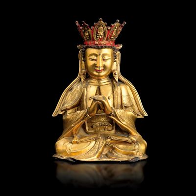 Figura di Buddha Incoronato in Bronzo Dorato con Tracce di Monocromia Rossa, Decori Floreali, Cin...