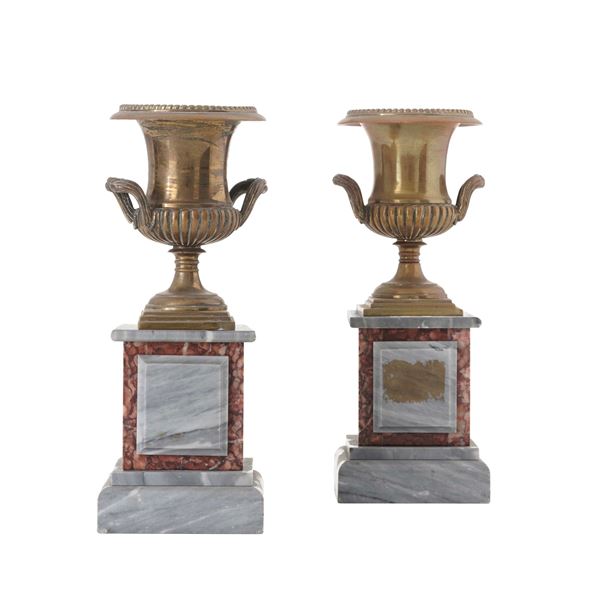 Coppia di vasi biansati in bronzo dorato