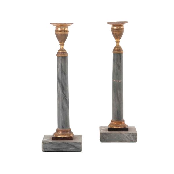 Coppia di candelieri in marmo grigio e bronzo dorato