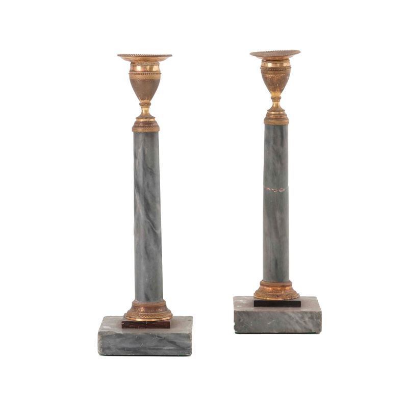 Coppia di candelieri in marmo grigio e bronzo dorato  - Auction Ettore Mocchetti's Wunderkammer - Cambi Casa d'Aste