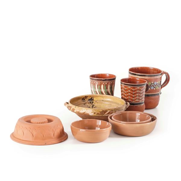 Lotto di otto vasi, ciotole e stampi in terracotta