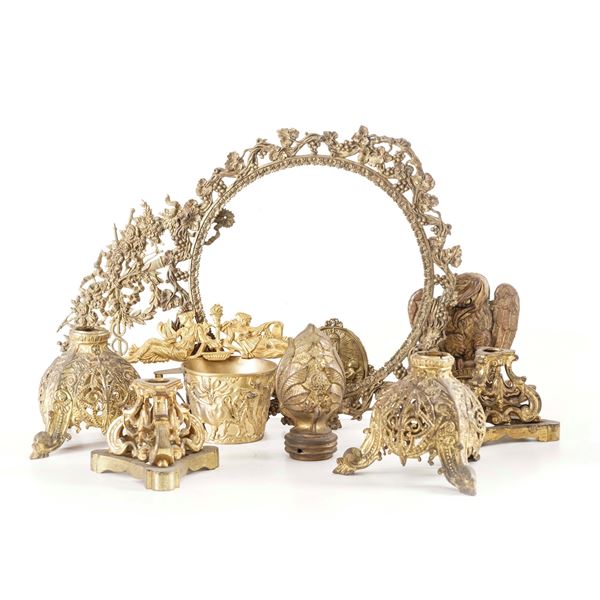 Lotto di elementi decorativi in bronzo dorato e altri metalli