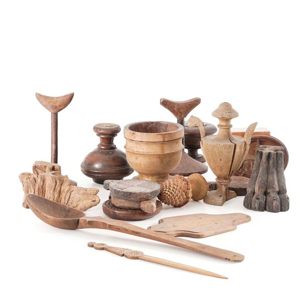 Lotto di suppellettili rustiche in legno