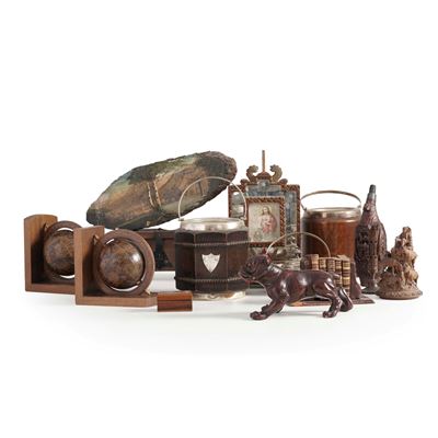 Paesaggio su tavola, insieme di oggetti decorativi (fiasca, cane, secchielli per il ghiaccio, cor...