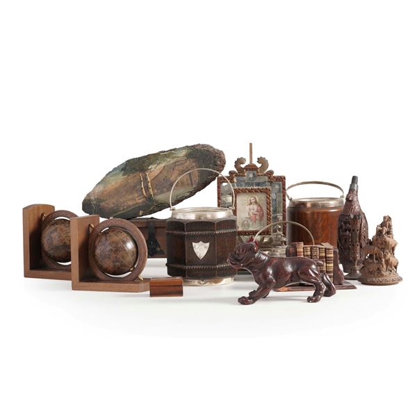 Miscellanea di oggetti decorativi per lo più in legno