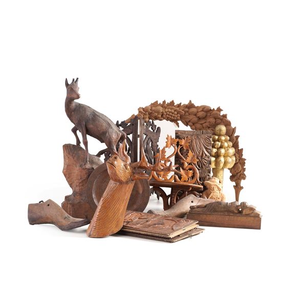 Lotto di oggetti decorativi in legno scolpito