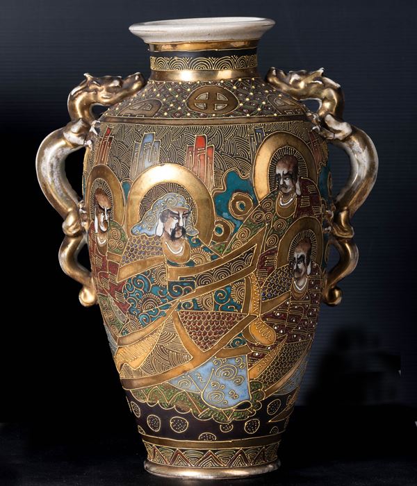 Vaso in porcellana Satsuma con anse a guisa di draghi, Giappone, XIX secolo