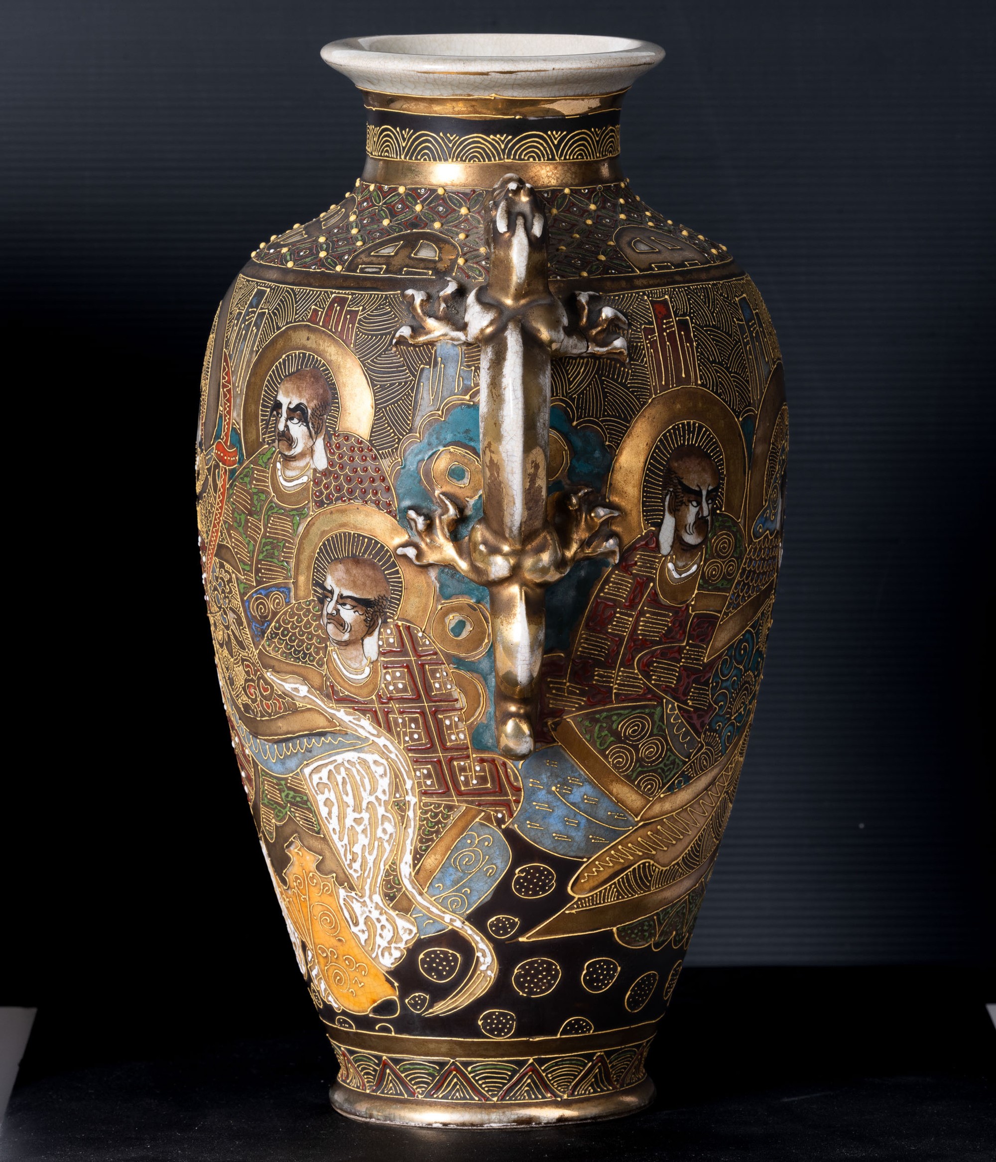 Vaso in porcellana Satsuma con anse a guisa di draghi, Giappone, XIX secolo