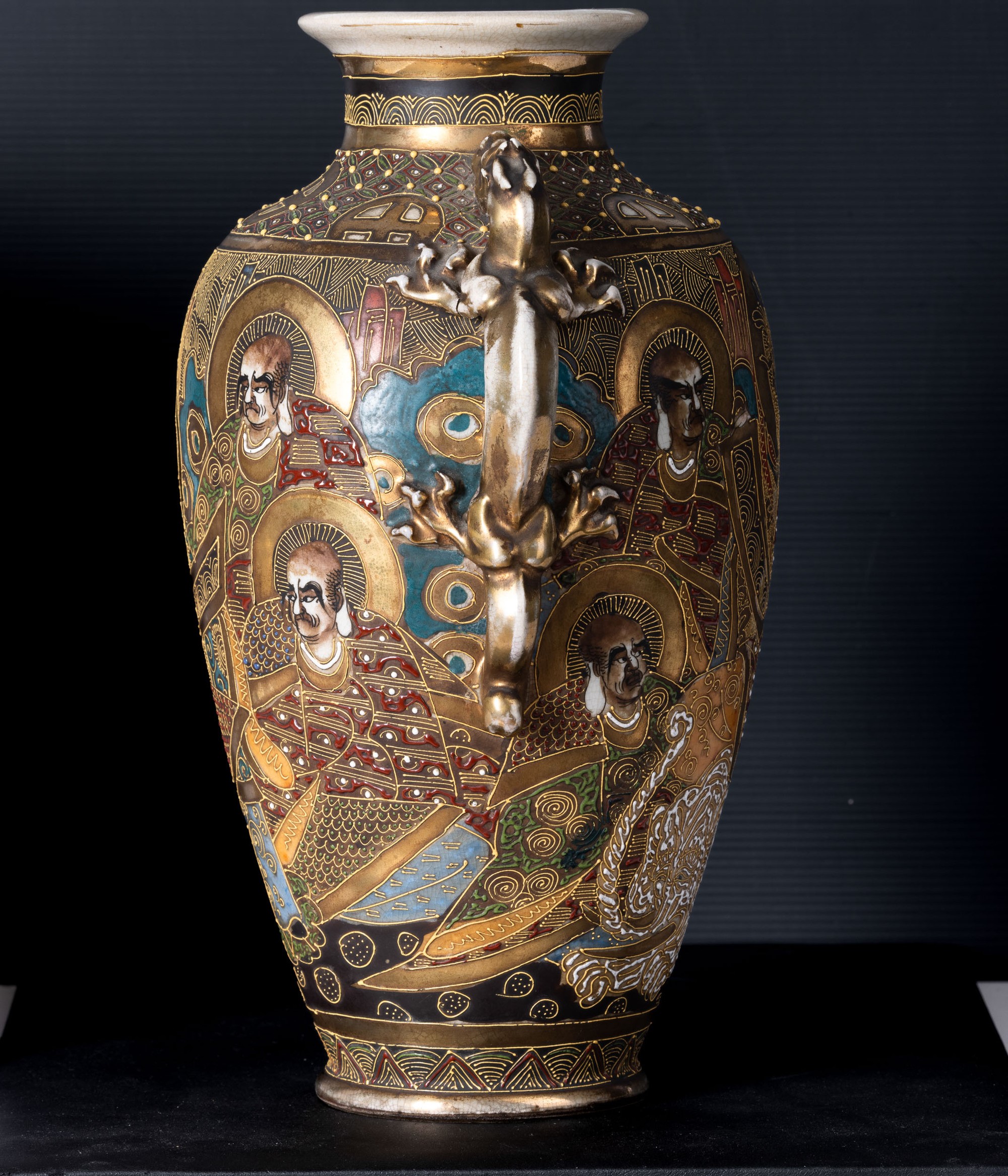 Vaso in porcellana Satsuma con anse a guisa di draghi, Giappone, XIX secolo