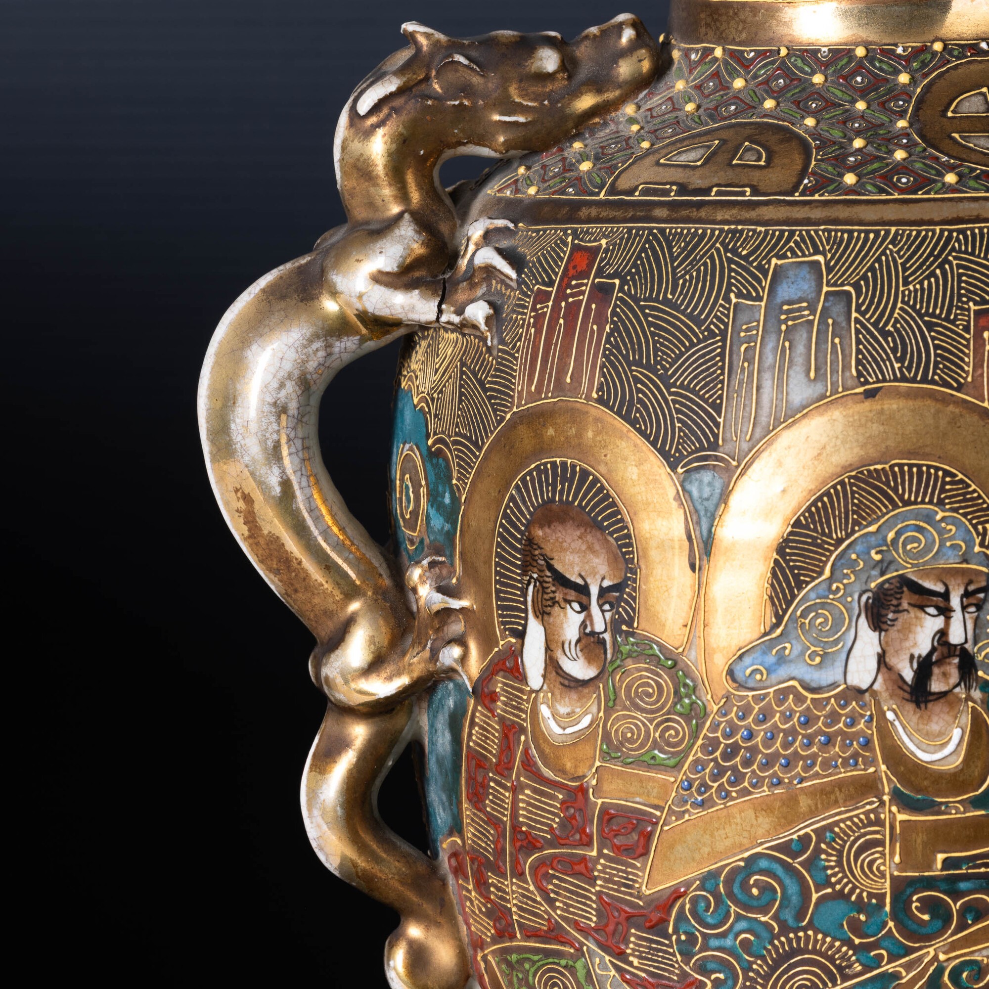 Vaso in porcellana Satsuma con anse a guisa di draghi, Giappone, XIX secolo