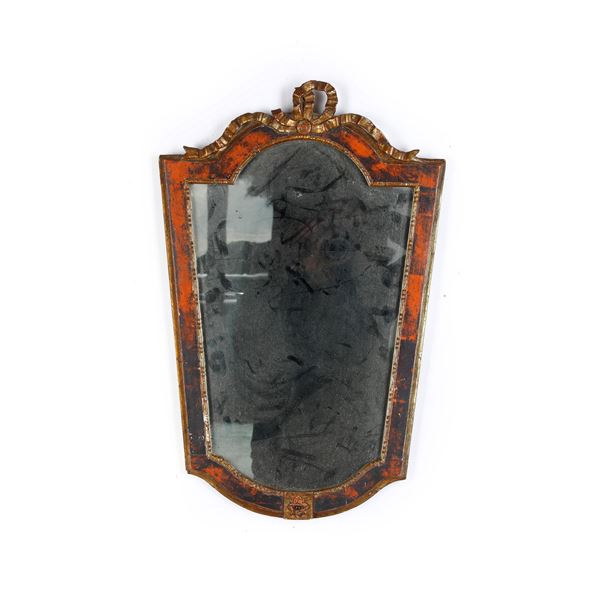 Coppia di specchiere laccate e dorate. Italia centrale XIX secolo