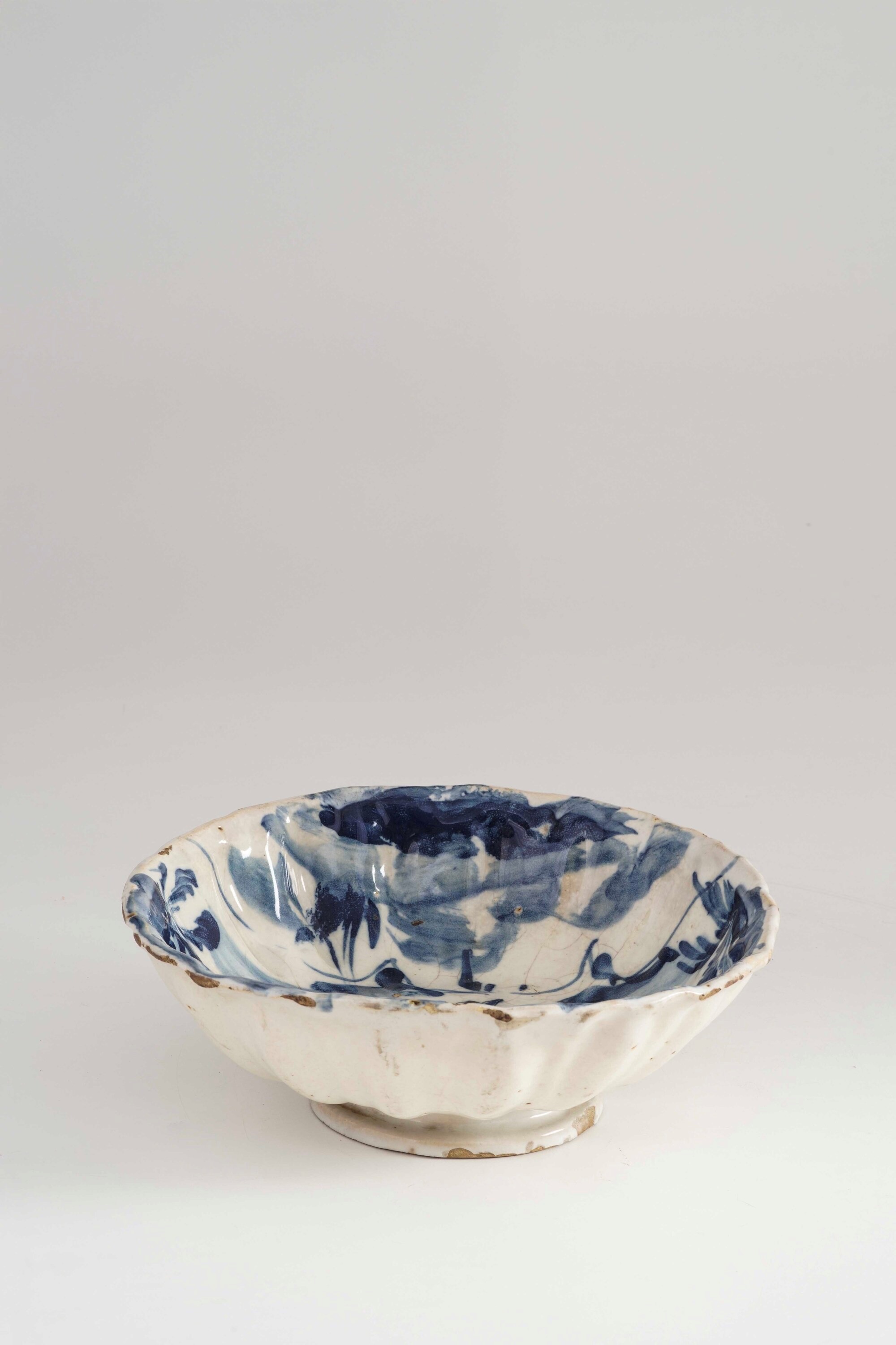 Crespina, Savona, XVIII secolo, maiolica con stemma in blu
