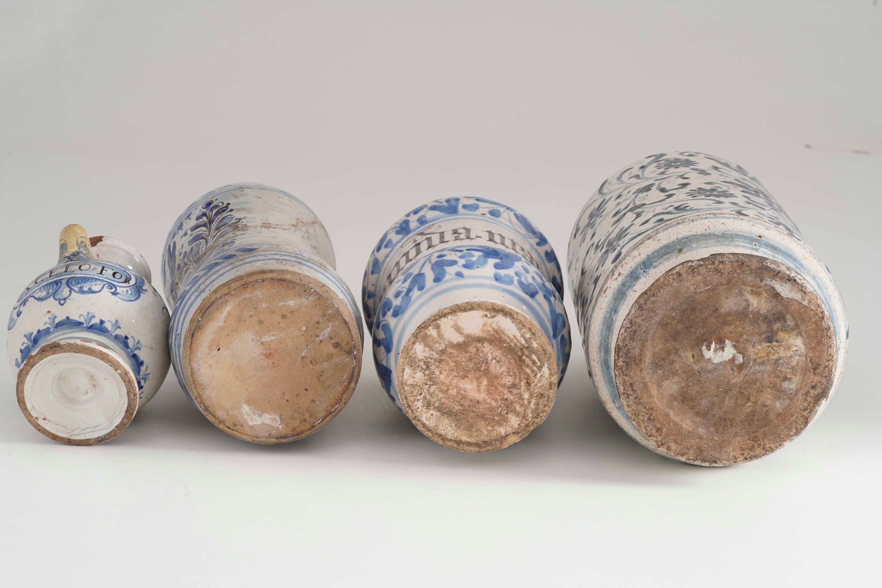 Tre albarelli e un orciolo. Italia, XVIII e XIX secolo.