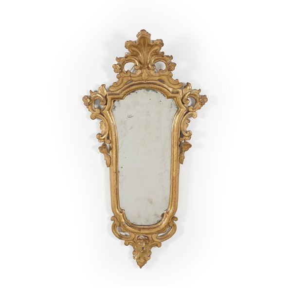 Specchiera con cornice in legno intagliato e dorato. XIX-XX secolo