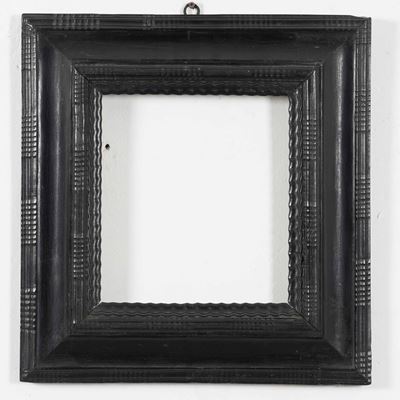 Cornice Guilloché in in Legno Intagliato e Laccato di Nero
