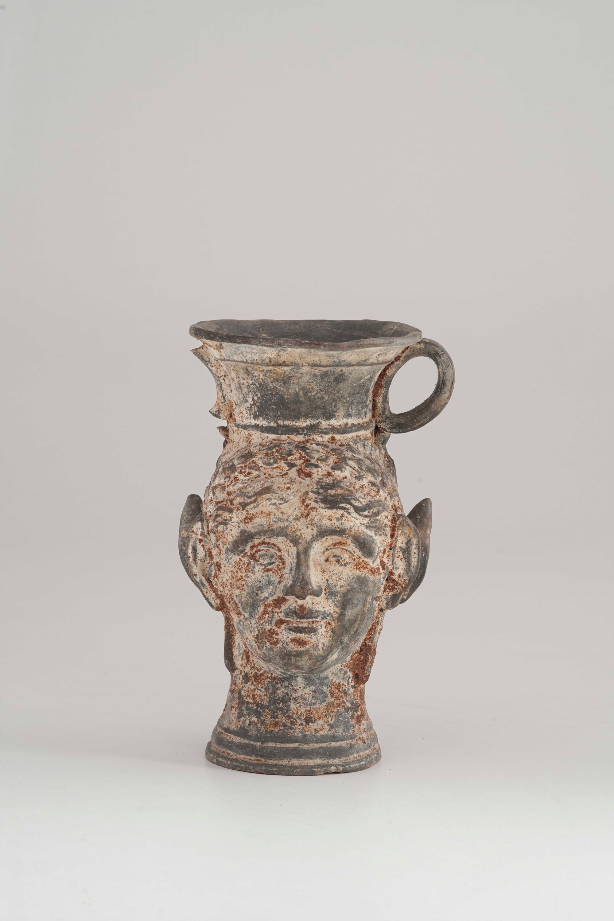 Brocca in Terracotta Patinata di Gusto Archeologico