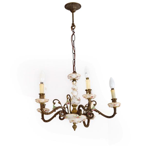 Lampadario in metallo e porcellana